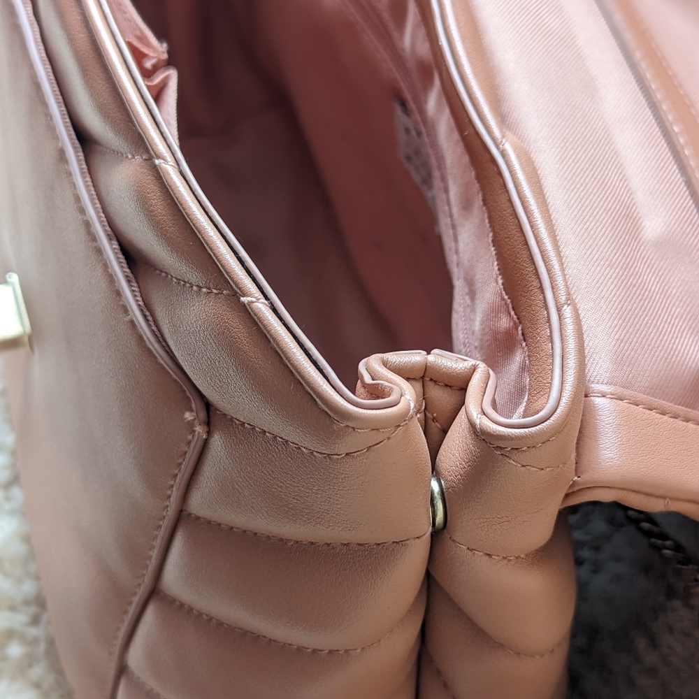 EUC A New Day Coral Quilted Bag with removable strap - Picture 5 of 8